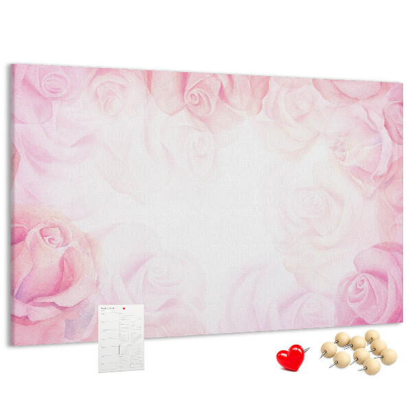 Lavagna di sughero con stampa di rose delicate su sfondo rosa