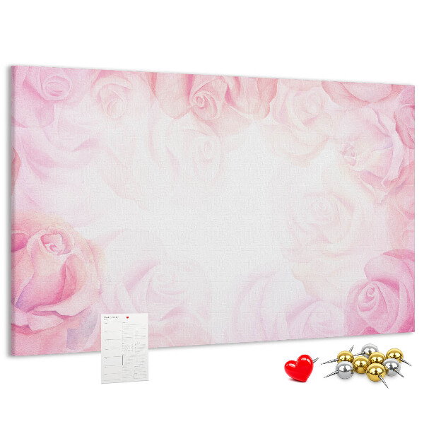 Lavagna di sughero con stampa di rose delicate su sfondo rosa