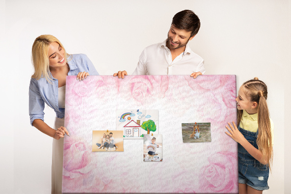 Lavagna di sughero con stampa di rose delicate su sfondo rosa