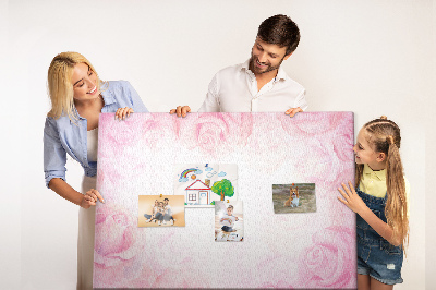 Lavagna di sughero con stampa di rose delicate su sfondo rosa