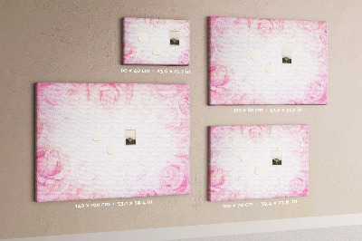 Lavagna di sughero con stampa di rose delicate su sfondo rosa