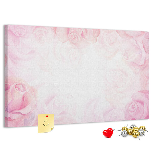 Lavagna di sughero con stampa di rose delicate su sfondo rosa