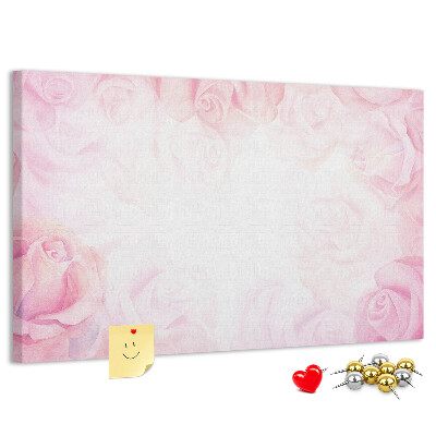 Lavagna di sughero con stampa di rose delicate su sfondo rosa