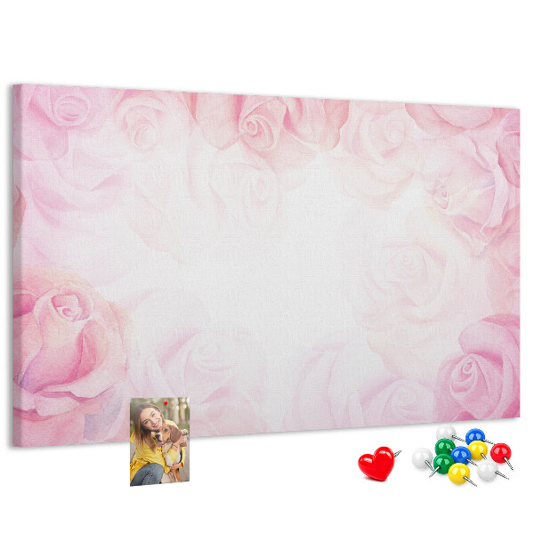 Lavagna di sughero con stampa di rose delicate su sfondo rosa
