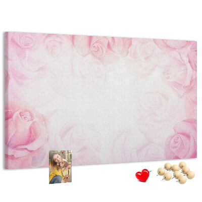Lavagna di sughero con stampa di rose delicate su sfondo rosa
