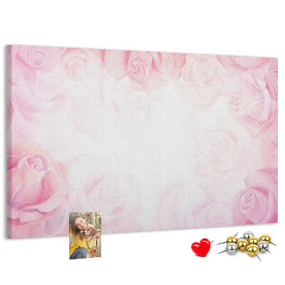 Lavagna di sughero con stampa di rose delicate su sfondo rosa