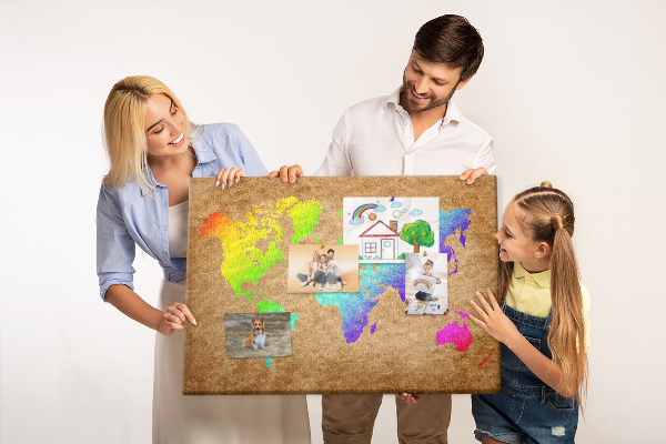 Lavagna di sughero mappa del mondo colorata su sfondo marrone