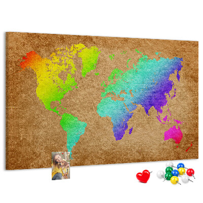 Lavagna di sughero mappa del mondo colorata su sfondo marrone