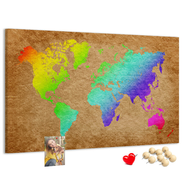 Lavagna di sughero mappa del mondo colorata su sfondo marrone