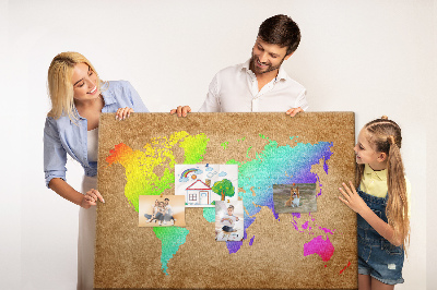 Lavagna di sughero mappa del mondo colorata su sfondo marrone