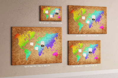 Lavagna di sughero mappa del mondo colorata su sfondo marrone