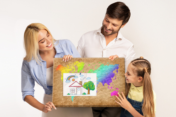 Lavagna di sughero mappa del mondo colorata su sfondo marrone