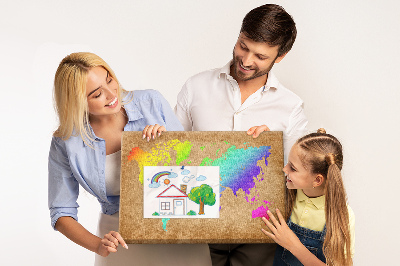 Lavagna di sughero mappa del mondo colorata su sfondo marrone
