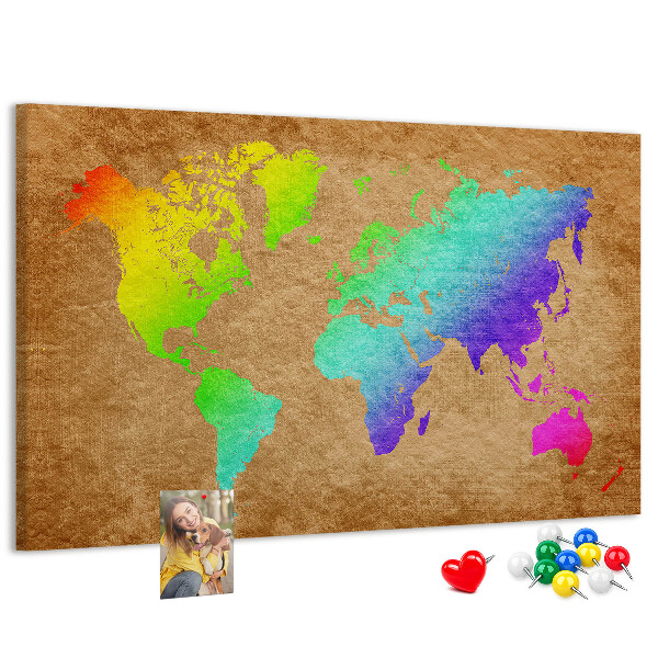 Lavagna di sughero mappa del mondo colorata su sfondo marrone