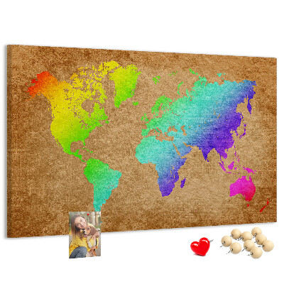 Lavagna di sughero mappa del mondo colorata su sfondo marrone