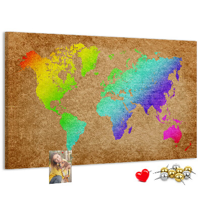 Lavagna di sughero mappa del mondo colorata su sfondo marrone
