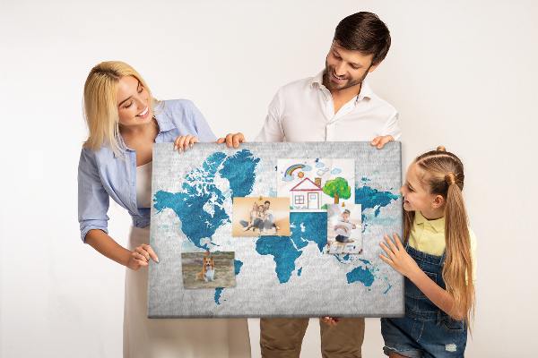 Bacheca in sughero con incisione di una mappa del mondo in diverse tonalità di blu