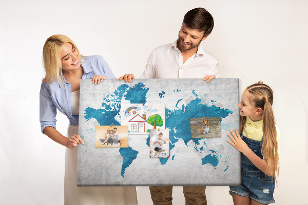 Bacheca in sughero con incisione di una mappa del mondo in diverse tonalità di blu