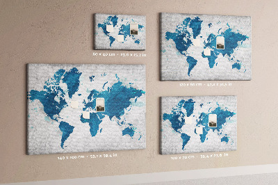 Bacheca in sughero con incisione di una mappa del mondo in diverse tonalità di blu
