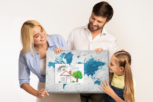 Bacheca in sughero con incisione di una mappa del mondo in diverse tonalità di blu