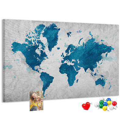 Bacheca in sughero con incisione di una mappa del mondo in diverse tonalità di blu