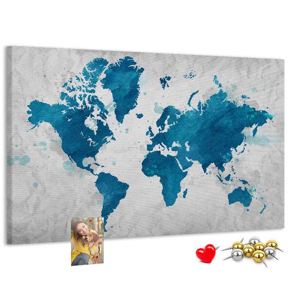 Bacheca in sughero con incisione di una mappa del mondo in diverse tonalità di blu