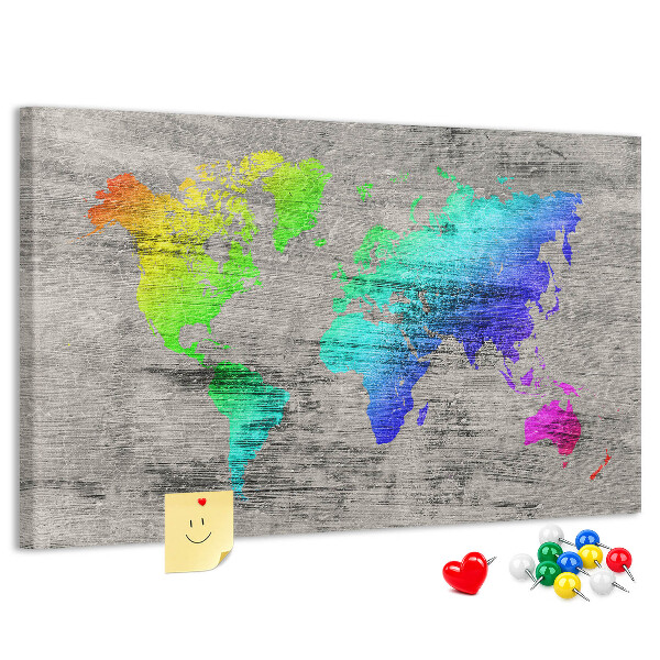 Lavagna di sughero mappa del mondo colorata su sfondo grigio
