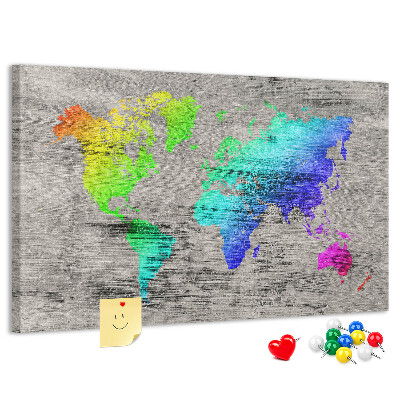 Lavagna di sughero mappa del mondo colorata su sfondo grigio