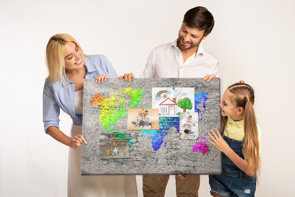 Lavagna di sughero mappa del mondo colorata su sfondo grigio