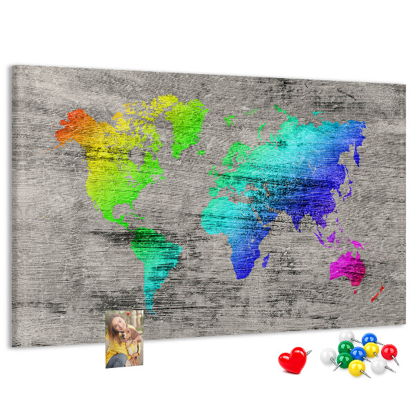 Lavagna di sughero mappa del mondo colorata su sfondo grigio