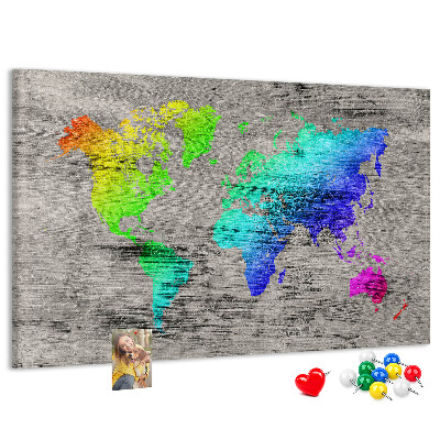 Lavagna di sughero mappa del mondo colorata su sfondo grigio