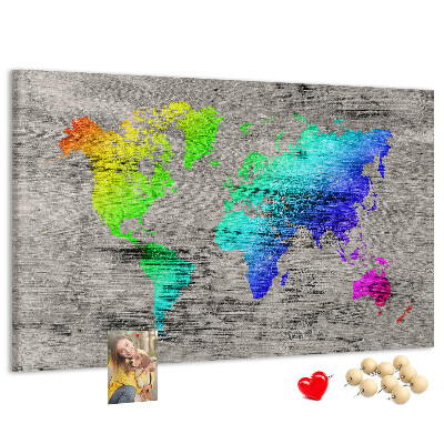 Lavagna di sughero mappa del mondo colorata su sfondo grigio