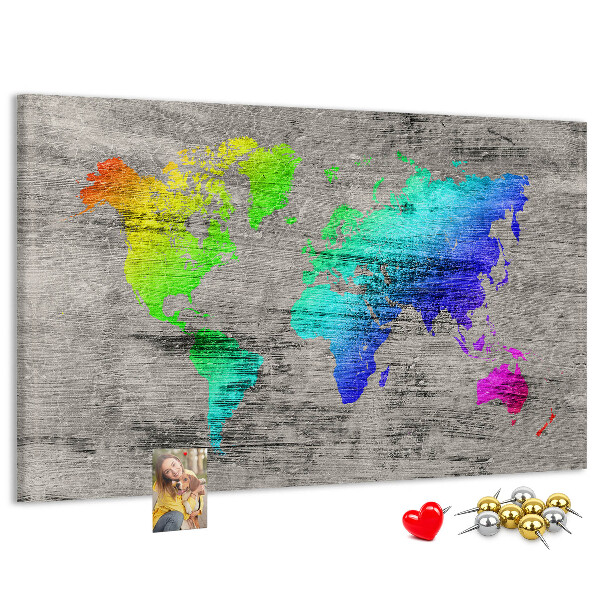 Lavagna di sughero mappa del mondo colorata su sfondo grigio
