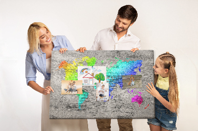 Lavagna di sughero mappa del mondo colorata su sfondo grigio