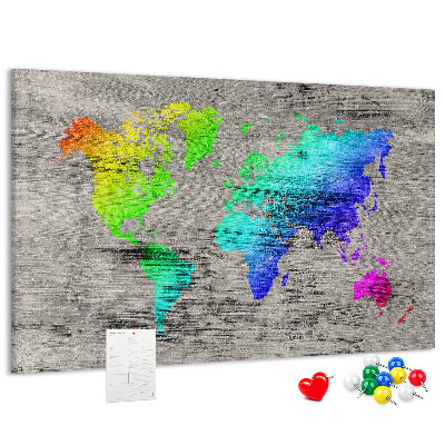 Lavagna di sughero mappa del mondo colorata su sfondo grigio