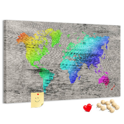 Lavagna di sughero mappa del mondo colorata su sfondo grigio