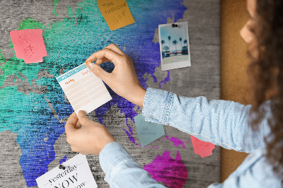 Lavagna di sughero mappa del mondo colorata su sfondo grigio