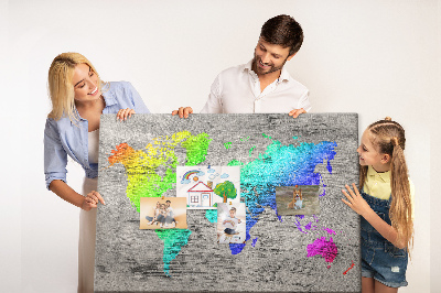 Lavagna di sughero mappa del mondo colorata su sfondo grigio