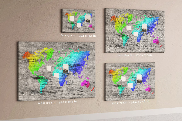 Lavagna di sughero mappa del mondo colorata su sfondo grigio