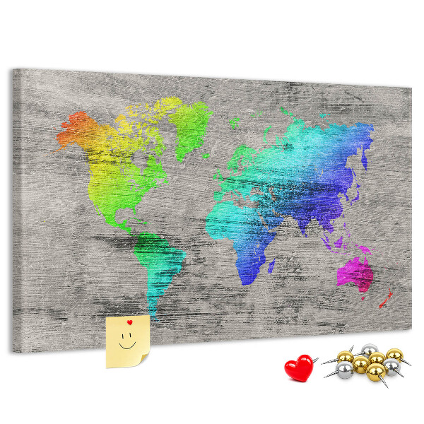 Lavagna di sughero mappa del mondo colorata su sfondo grigio