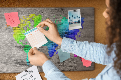 Lavagna di sughero mappa del mondo colorata su sfondo grigio
