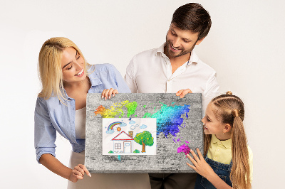 Lavagna di sughero mappa del mondo colorata su sfondo grigio
