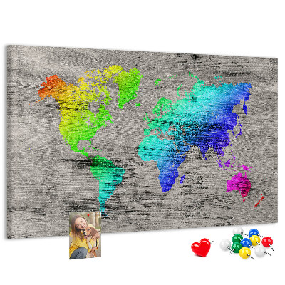 Lavagna di sughero mappa del mondo colorata su sfondo grigio