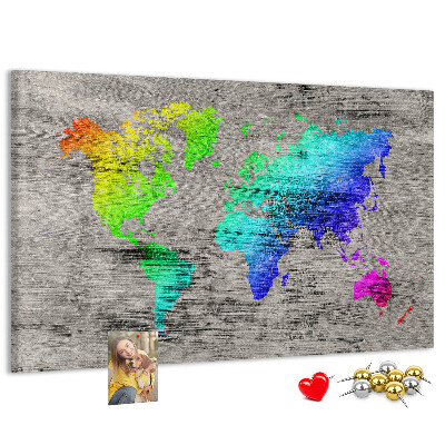 Lavagna di sughero mappa del mondo colorata su sfondo grigio