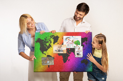 Bacheca in sughero mappa del mondo arcobaleno su sfondo colorato
