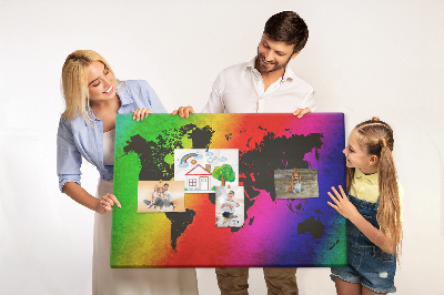 Bacheca in sughero mappa del mondo arcobaleno su sfondo colorato