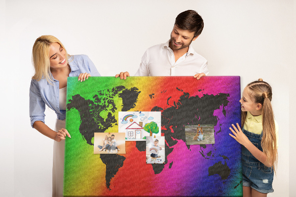 Bacheca in sughero mappa del mondo arcobaleno su sfondo colorato
