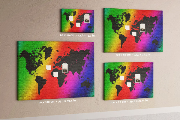 Bacheca in sughero mappa del mondo arcobaleno su sfondo colorato