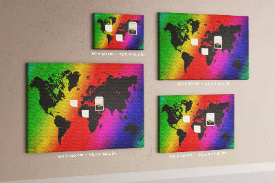 Bacheca in sughero mappa del mondo arcobaleno su sfondo colorato