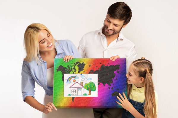 Bacheca in sughero mappa del mondo arcobaleno su sfondo colorato